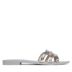 Klapki Guess. Szare klapki Guess, z aplikacjami, bez obcasa. Za 162.99 zł.