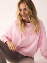 Bawełniana bluza z napisem - pastelowy róż. Czerwone bluzy Reserved, l, bez wzorów, z bawełny, bez kaptura. Za 99.99 zł.