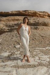 SUKIENKA GWEN PIASKOWA S - Flawless. Sukienki Flawless, na co dzień, na lato, s, bez wzorów, z dzianiny, eleganckie, bez kołnierzyka, bez ramiączek, dopasowane. Za 319.90 zł.