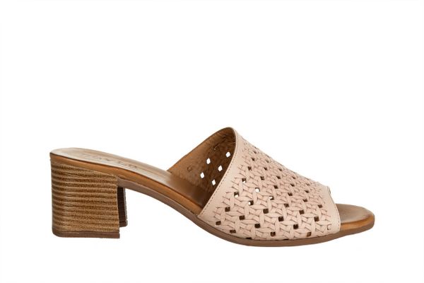 Klapki Bayla-161 191 806 21201 Cameo 161720, Różowy, Skóra naturalna - 39. Czerwone klapki Bayla, bez wzorów, z gumy, bez obcasa, na słupku. W wyprzedaży za 199.00 zł.