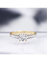 DIAMOND & CO Złoty pierścionek "Kriva" z diamentami i topazem rozmiar: 56. Żółte pierścionki Diamond & Co, z diamentem, złote. Za 1,951.00 zł.