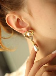 Pierres delicates Pozłacane kolczyki-wkrętki z perłami i cyrkoniami rozmiar: onesize. Białe kolczyki Pierres delicates, z cyrkonią, pozłacane. Za 39.99 zł.