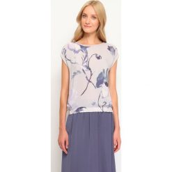 T-SHIRT KRÓTKI RĘKAW DAMSKI W KWIATY. Szare t-shirty TOP SECRET, bez wzorów, z tkaniny, bez kołnierzyka, bez ramiączek. W wyprzedaży za 34.99 zł.