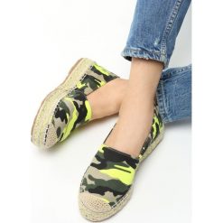 Żółte Espadryle Needed Me. Żółte espadryle Born2be, bez wzorów, bez obcasa, na płaskiej podeszwie, bez zapięcia. Za 39.99 zł.