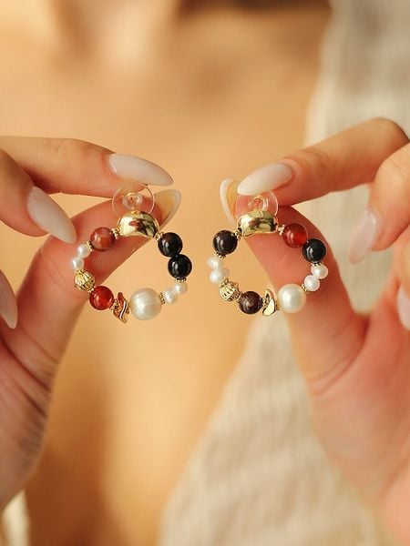 Pierres delicates Pozłacane kolczyki-wkrętki z perłami i agatami rozmiar: onesize. Białe kolczyki Pierres delicates, z agatem, pozłacane. Za 52.99 zł.