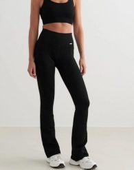 Damskie legginsy bezszwowe, prążkowane, wysoki stan, dzwony, długie, czarne. Czarne legginsy AIM'N, m, bez wzorów, z elastanu, z podwyższonym stanem, długie. Za 301.00 zł.