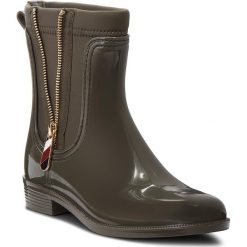 Kalosze TOMMY HILFIGER - Material Mix Rain Bo FW0FW03562 Military 302. Zielone kalosze TOMMY HILFIGER, bez wzorów, z materiału. W wyprzedaży za 279.00 zł.