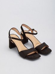 Bellucci Sandały w kolorze czarnym na obcasie rozmiar: 41. Czarne sandały Bellucci, bez wzorów, z otwartym noskiem, bez obcasa, na koturnie, bez zapięcia. Za 113.99 zł.