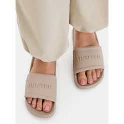Klapki Hunter. Brązowe klapki Hunter, bez wzorów, bez obcasa. Za 119.99 zł.