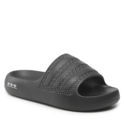 Klapki adidas. Czarne klapki Adidas, bez wzorów, bez obcasa. Za 199.99 zł.