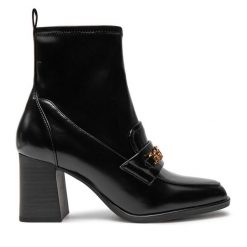 Botki Tamaris. Czarne botki Tamaris, bez wzorów, bez obcasa, na słupku, bez zapięcia. Za 379.99 zł.