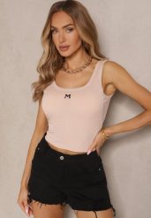Beżowy Top Prążkowany z Usztywnianymi Miseczkami Ozdobiony Literą Nevoliene. Brązowe topy Renee, l, z aplikacjami, z jeansu, bez kołnierzyka, bez ramiączek. Za 39.99 zł.