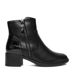 Botki Clara Barson. Czarne botki Clara Barson, bez wzorów, bez obcasa, na słupku, bez zapięcia. Za 159.99 zł.