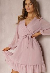 Różowa Sukienka Iphina. Czerwone sukienki Renee, m, z aplikacjami, z materiału, eleganckie, bez kołnierzyka, bez ramiączek, mini, kopertowe. Za 79.99 zł.
