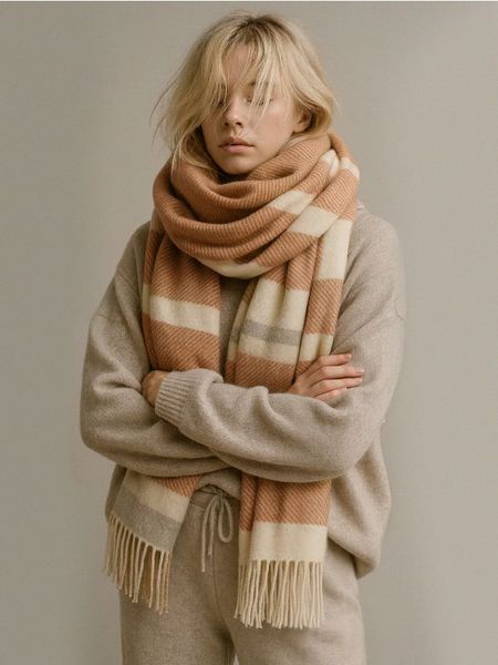 Szalik w stylu boho - wielobarwny. Szaliki Sinsay, bez wzorów, boho. Za 25.99 zł.