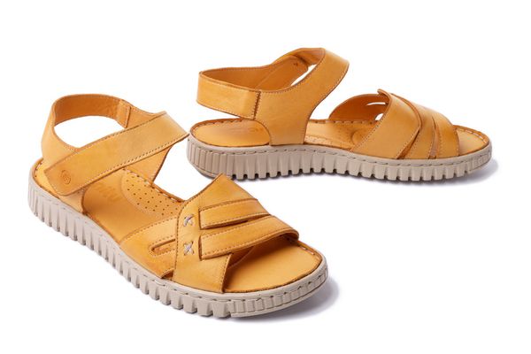 MANITU 910145-06 gelb, sandały damskie. Żółte sandały Manitu, bez wzorów, ze skóry, bez obcasa, bez zapięcia. Za 284.90 zł.