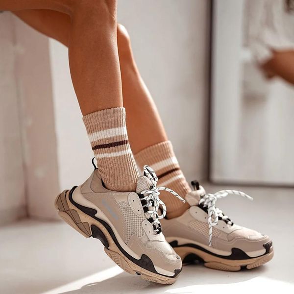 Beżowe skarpetki damskie prążek 792. Brązowe skarpety Milena, bez wzorów, z bawełny. Za 17.90 zł.