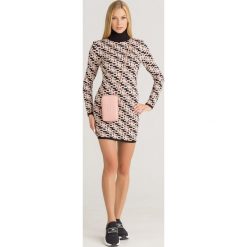 SUKIENKA ELISABETTA FRANCHI. Sukienki Elisabetta Franchi, na imprezę, bez wzorów, z dzianiny, bez kołnierzyka, bez ramiączek, midi, dopasowane. Za 959.00 zł.