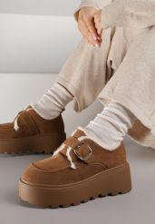 Jasnobrązowe Śniegowce na Grubej Podeszwie z Paskiem z Klamerką i Futerkiem Uwedina. Brązowe trapery i śniegowce Born2be, z futra. Za 139.99 zł.