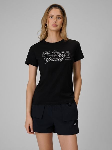 4F T-shirt regular z nadrukiem damski - czarny L. Czarne t-shirty 4f, l, bez wzorów, z bawełny, bez kołnierzyka, bez ramiączek. W wyprzedaży za 39.99 zł.