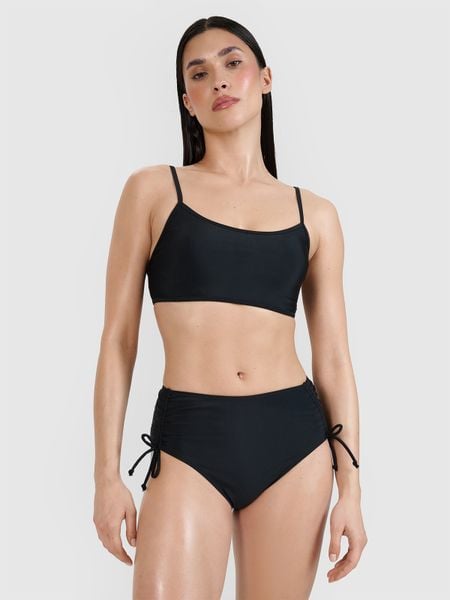 4F Dół od bikini damski - czarny M. Czarne szorty 4f, bez wzorów, z elastanu, klasyczne, z podwyższonym stanem. Za 69.99 zł.