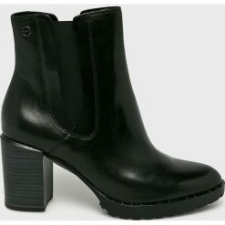 Tamaris - Botki. Czarne botki Tamaris, bez wzorów, z materiału, z okrągłym noskiem, bez obcasa, na obcasie, bez zapięcia. W wyprzedaży za 219.90 zł.
