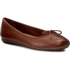 Baleriny CLARKS - Freckle Ice 203529304 Dark Tan Lea. Brązowe baleriny Clarks, z aplikacjami, z materiału, bez obcasa. W wyprzedaży za 209.00 zł.