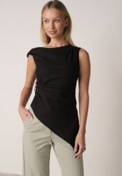 Czarna Bawełniana Bluzka o Asymetrycznym Marszczonym Kroju z Aplikacją Omphasia. Czarne bluzki Born2be, m, z aplikacjami, z bawełny, eleganckie, z asymetrycznym kołnierzem, bez ramiączek. Za 89.99 zł.