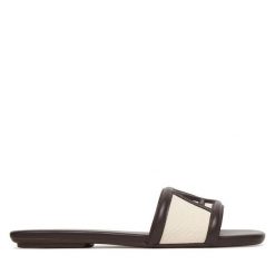 Klapki Armani Exchange. Brązowe klapki Armani Exchange, bez wzorów, bez obcasa. Za 599.99 zł.