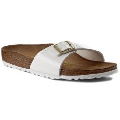 Klapki Birkenstock. Białe klapki Birkenstock, bez wzorów, bez obcasa. Za 359.99 zł.