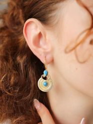 L'Atelier de Gaia Pozłacane kolczyki z turkusami rozmiar: onesize. Żółte kolczyki L'Atelier de Gaia, z turkusem, pozłacane, z zapięciem typu bigiel. Za 105.63 zł.