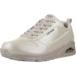 Kapcie SKECHERS UNO - GALACTIC GAL Biały. Białe obuwie domowe Skechers, bez wzorów, z syntetyku, bez zapięcia. Za 403.99 zł.