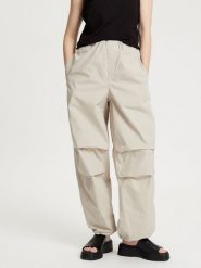 Cross Jeans Spodnie w kolorze beżowym rozmiar: W24. Brązowe spodnie materiałowe Cross Jeans, bez wzorów, z bawełny. Za 61.60 zł.
