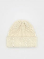 Czapka beanie z cekinami - złamana biel. Czapki Reserved, bez wzorów. W wyprzedaży za 22.99 zł.