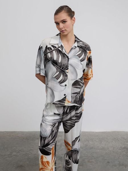 BGN Bluzka w kolorze czarno-białym rozmiar: 40. Białe bluzki BGN, bez wzorów, z wiskozy, bez kołnierzyka, bez ramiączek. Za 96.14 zł.