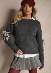 Czarny Sweter z Wełną Cyrkoniami Perełkami i Kokardą Firilina. Czarne swetry Renee, z aplikacjami, z jeansu, bez ramiączek. Za 129.99 zł.