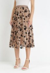 Ciemnobeżowa Tiulowa Spódnica z Welurowym Wzorem w Kwiaty i Gumką w Pasie Iyosi. Brązowe spódnice Born2be, bez wzorów, z tiulu, midi. Za 64.99 zł.