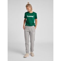 Koszulka sportowa z krótkim rękawem damska Hummel Cotton Logo. Zielone koszulki sportowe Hummel, bez wzorów, bez ramiączek, do piłki nożnej. Za 59.00 zł.