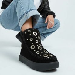 Śniegowce Gioseppo, na grubej platformie skórzane ocieplane futerkiem i z ozdobami, czarne, 76060. Czarne botki Hot Potatoes by Gioseppo, na zimę, z aplikacjami, z weluru, bez obcasa, bez zapięcia. Za 322.99 zł.