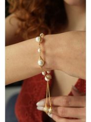 L'Atelier de Gaia Pozłacana bransoletka z perłami rozmiar: onesize. Białe bransoletki L'Atelier de Gaia, z perłą, pozłacane. Za 84.21 zł.