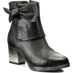 Botki MACIEJKA - 03089-01/00-3 Czarny. Czarne botki Maciejka, bez wzorów, ze skóry, bez obcasa, na obcasie, bez zapięcia. Za 329.00 zł.