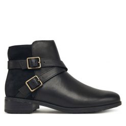 Botki Clarks. Czarne botki Clarks, bez wzorów, bez obcasa, na płaskiej podeszwie, bez zapięcia. Za 479.99 zł.