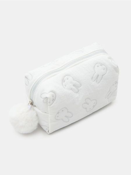 Kosmetyczka z haftem Miffy - biały. Białe kufry i kosmetyczki Sinsay, bez wzorów, bez dodatków. Za 15.99 zł.