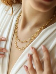 Pierres delicates Pozłacany naszyjnik z elementami ozdobnymi - dł. 45 cm rozmiar: onesize. Brązowe naszyjniki Pierres delicates, z kryształem, pozłacane. Za 43.99 zł.