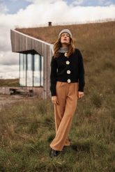 Kardigan z kwiatową aplikacją czarny. Czarne kardigany MOODO, m, z aplikacjami, z poliamidu. Za 149.99 zł.