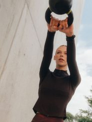 4F Bluza treningowa slim bez kaptura damska - brązowa L. Brązowe bluzy 4f, l, bez wzorów, bez kaptura. Za 199.99 zł.