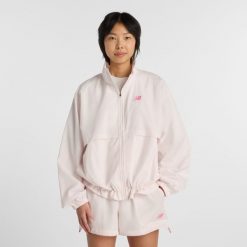 Kurtka damska New Balance WJ61J16CAAA – różowa. Czerwone kurtki sportowe New Balance, m, bez wzorów, z materiału, bez kaptura. Za 409.99 zł.