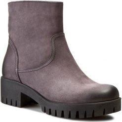 Botki CARINII - B2889 Samuel 1550/1/ OC FILC. Brązowe botki Carinii, bez wzorów, z nubiku, bez obcasa, bez zapięcia. W wyprzedaży za 229.00 zł.