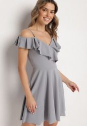 Szara Sukienka Rozkloszowana na Ramiączkach z Falbankami Polauri. Szare sukienki Born2be, na co dzień, l, bez wzorów, eleganckie, bez kołnierzyka, bez ramiączek, mini, rozkloszowane. Za 74.99 zł.