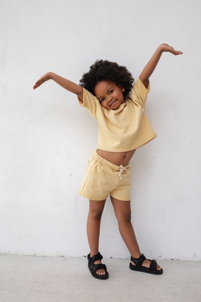 MINI spodenki z dzianiny dresowej w kolorze TRANSPARENT YELLOW - BUNCHES-128-134 (8-9). Żółte szorty Marsala, bez wzorów, z bawełny. W wyprzedaży za 32.97 zł.